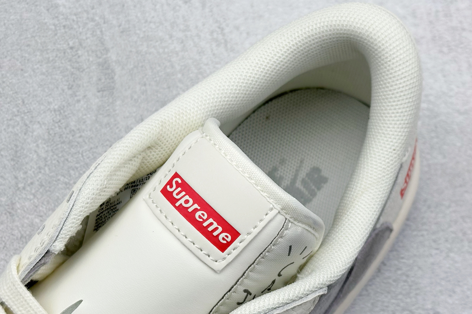 Fragment x Travis Scott x Supreme
Air Jordan 1 Low