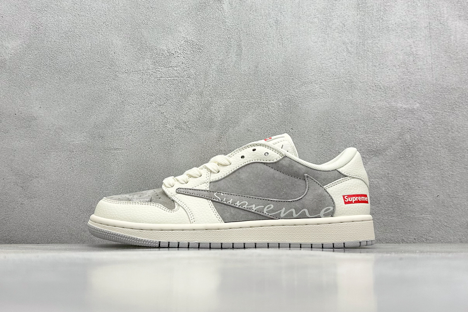 Fragment x Travis Scott x Supreme
Air Jordan 1 Low