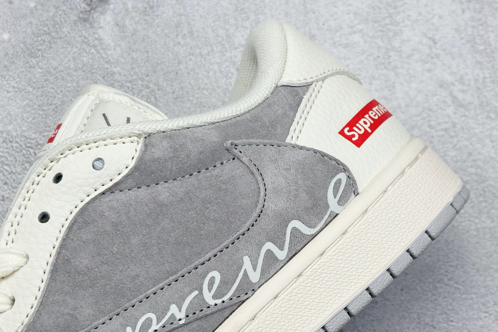 Fragment x Travis Scott x Supreme
Air Jordan 1 Low