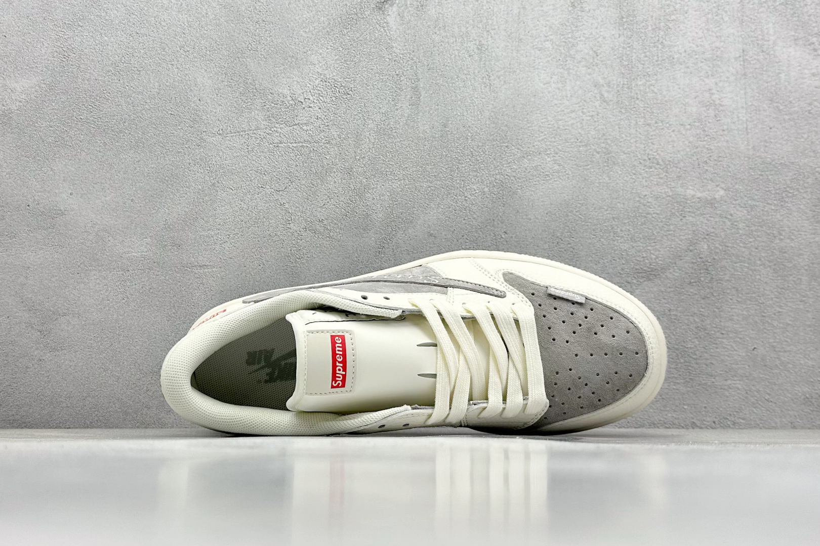 Fragment x Travis Scott x Supreme
Air Jordan 1 Low