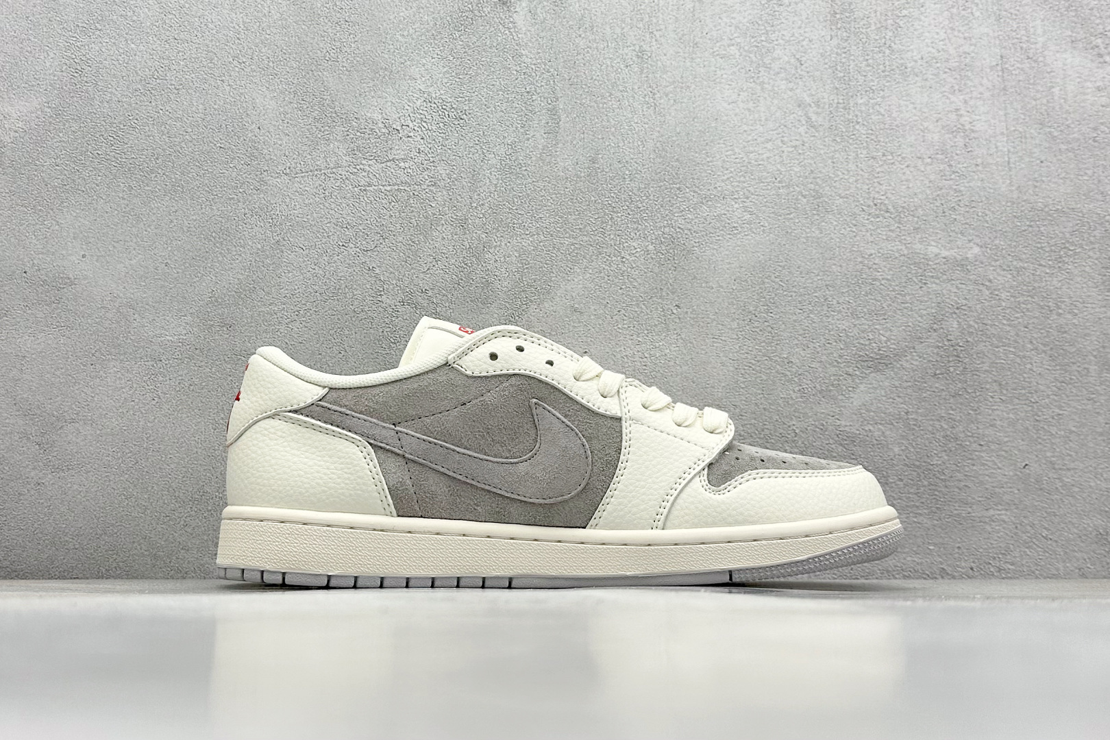 Fragment x Travis Scott x Supreme
Air Jordan 1 Low