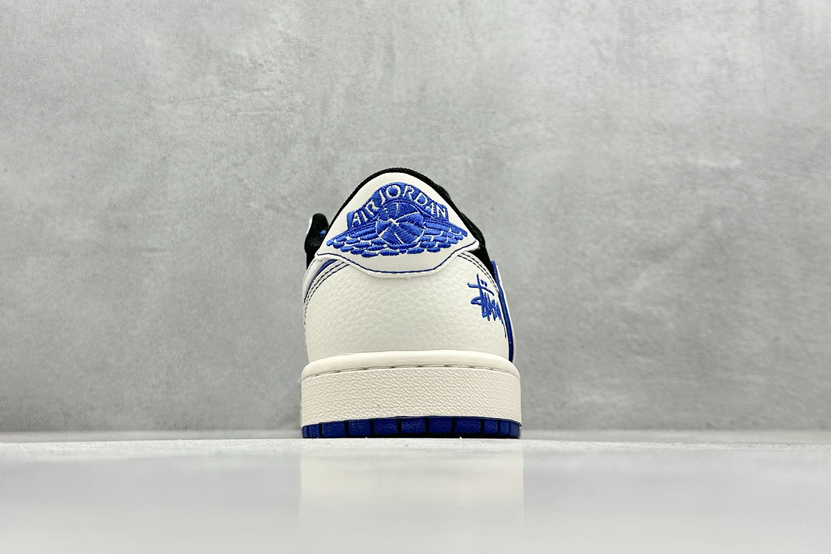 Fragment x Travis Scott x 斯图西
Air Jordan 1 Low 三方联