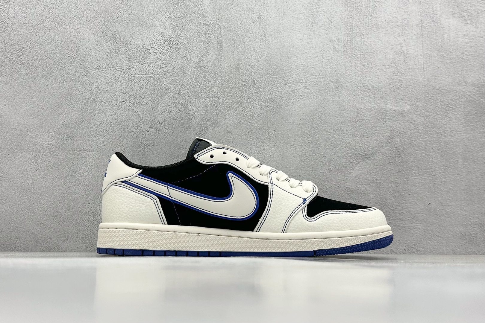 Fragment x Travis Scott x 斯图西
Air Jordan 1 Low 三方联