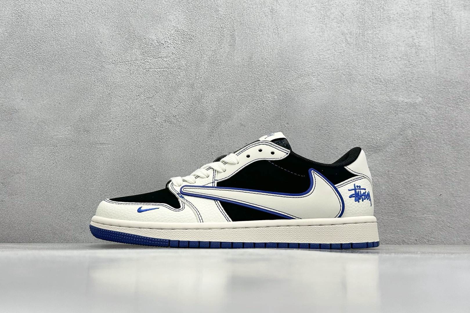 Fragment x Travis Scott x 斯图西
Air Jordan 1 Low 三方联