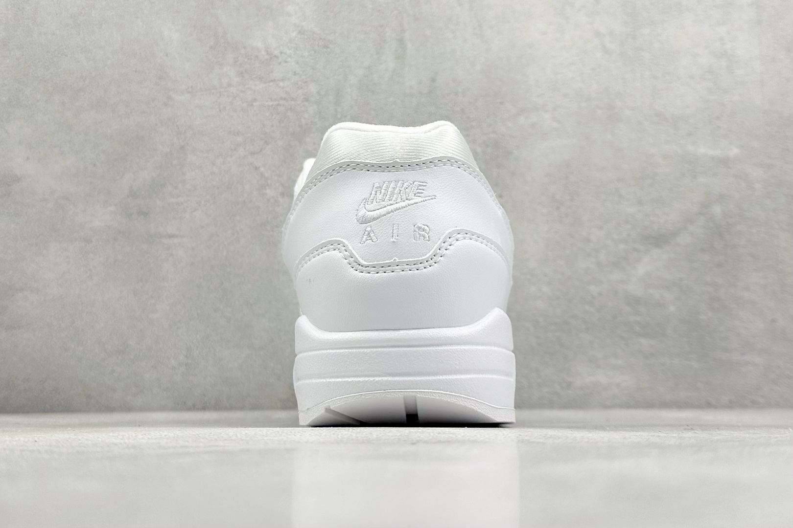  
Nike Air Max 1 耐克半掌气垫复古跑步鞋 
货号：-107
尺码：36 36.5 37