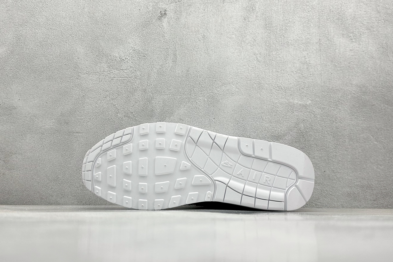  
Nike Air Max 1 耐克半掌气垫复古跑步鞋 
货号：-107
尺码：36 36.5 37