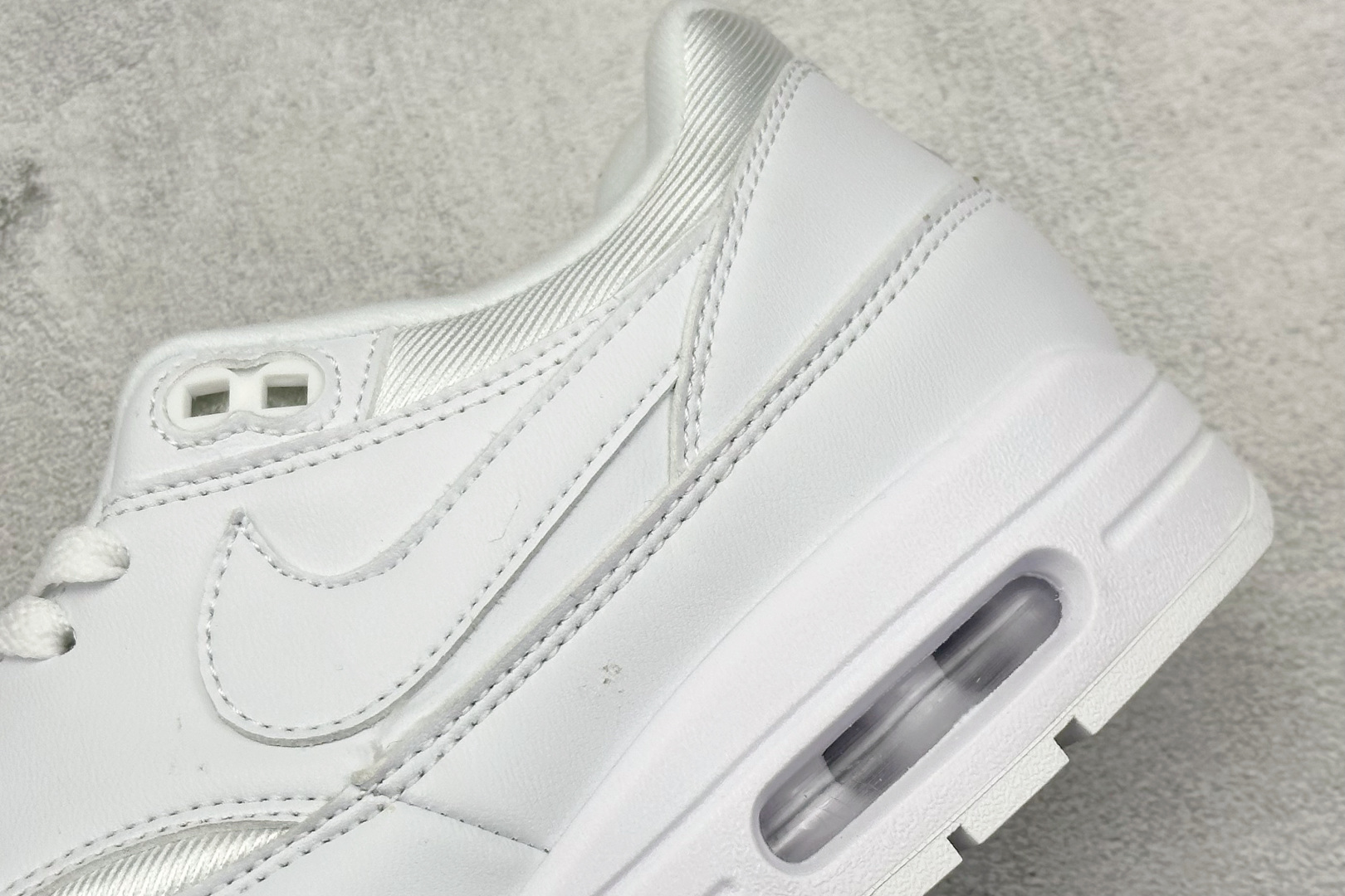  
Nike Air Max 1 耐克半掌气垫复古跑步鞋 
货号：-107
尺码：36 36.5 37