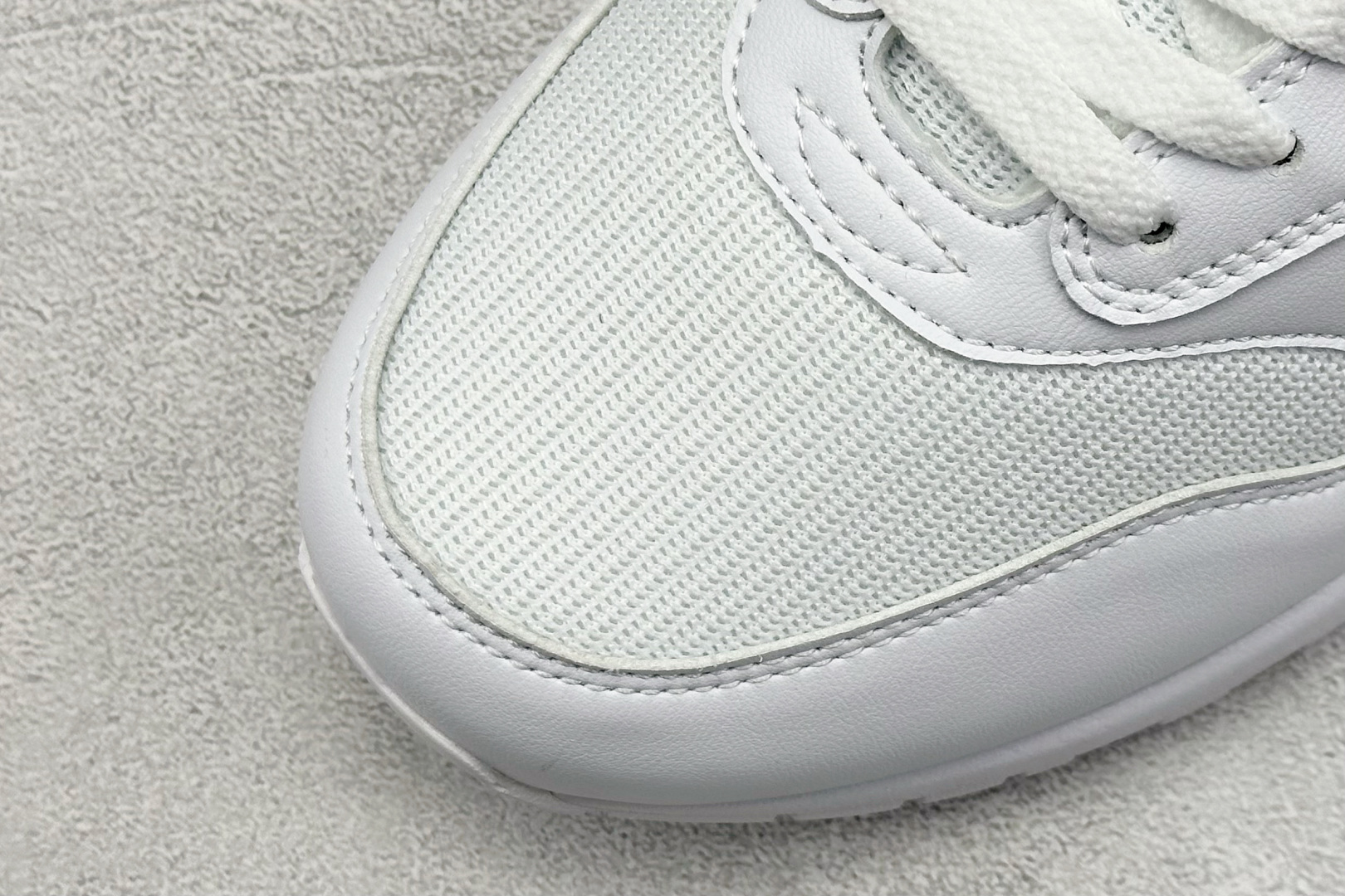  
Nike Air Max 1 耐克半掌气垫复古跑步鞋 
货号：-107
尺码：36 36.5 37