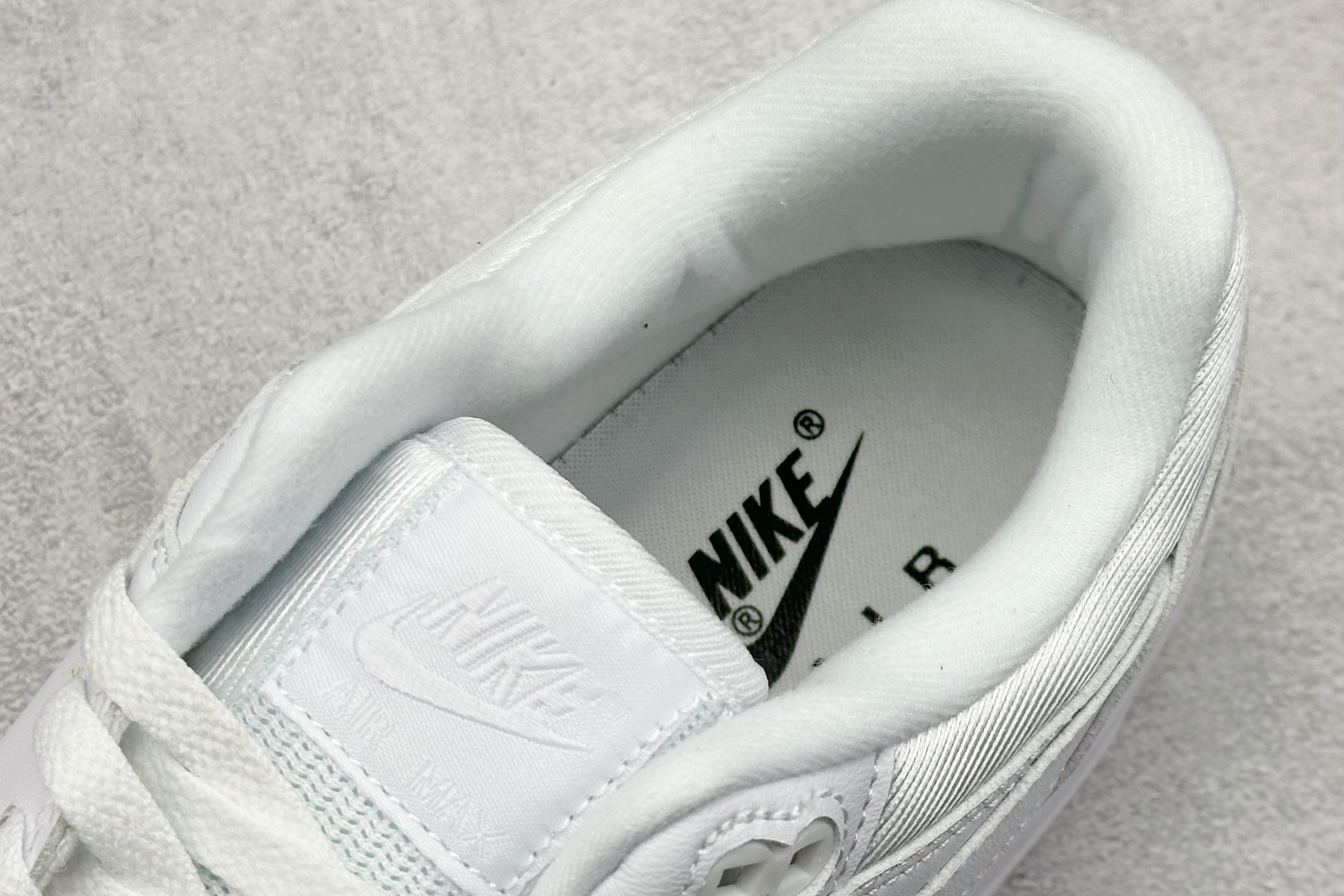  
Nike Air Max 1 耐克半掌气垫复古跑步鞋 
货号：-107
尺码：36 36.5 37