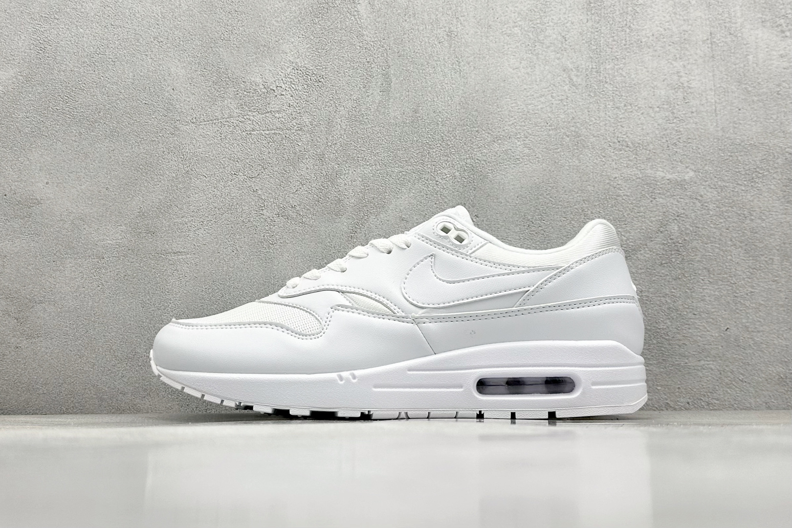  
Nike Air Max 1 耐克半掌气垫复古跑步鞋 
货号：-107
尺码：36 36.5 37