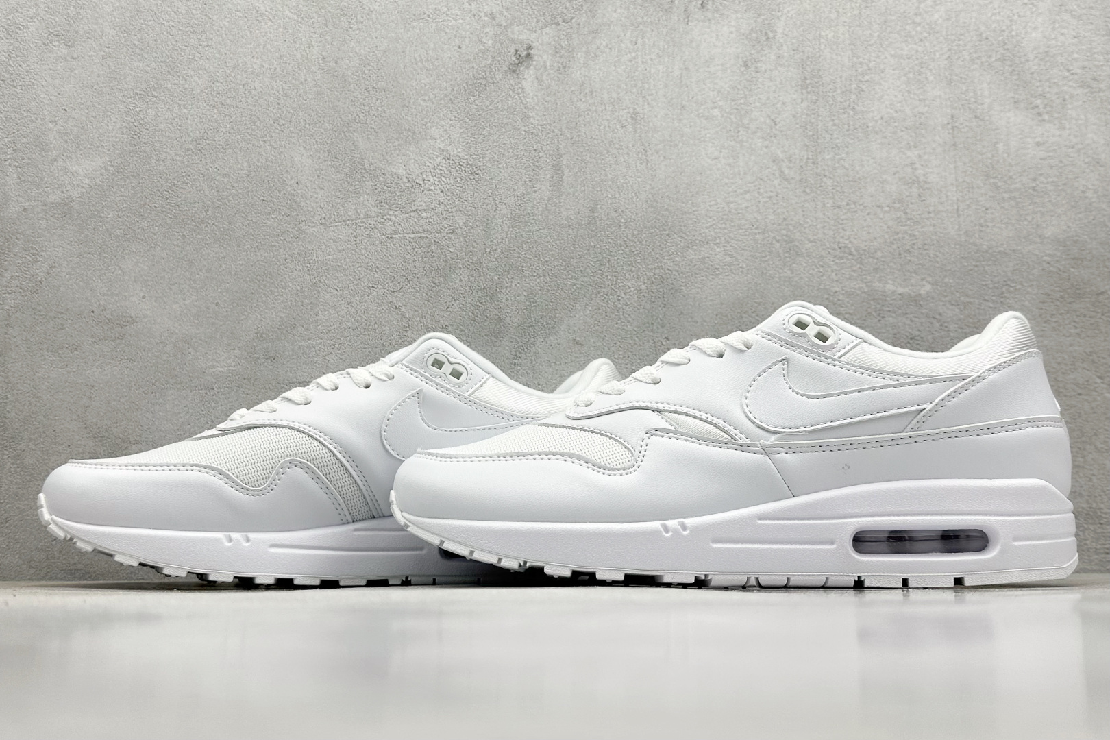  
Nike Air Max 1 耐克半掌气垫复古跑步鞋 
货号：-107
尺码：36 36.5 37