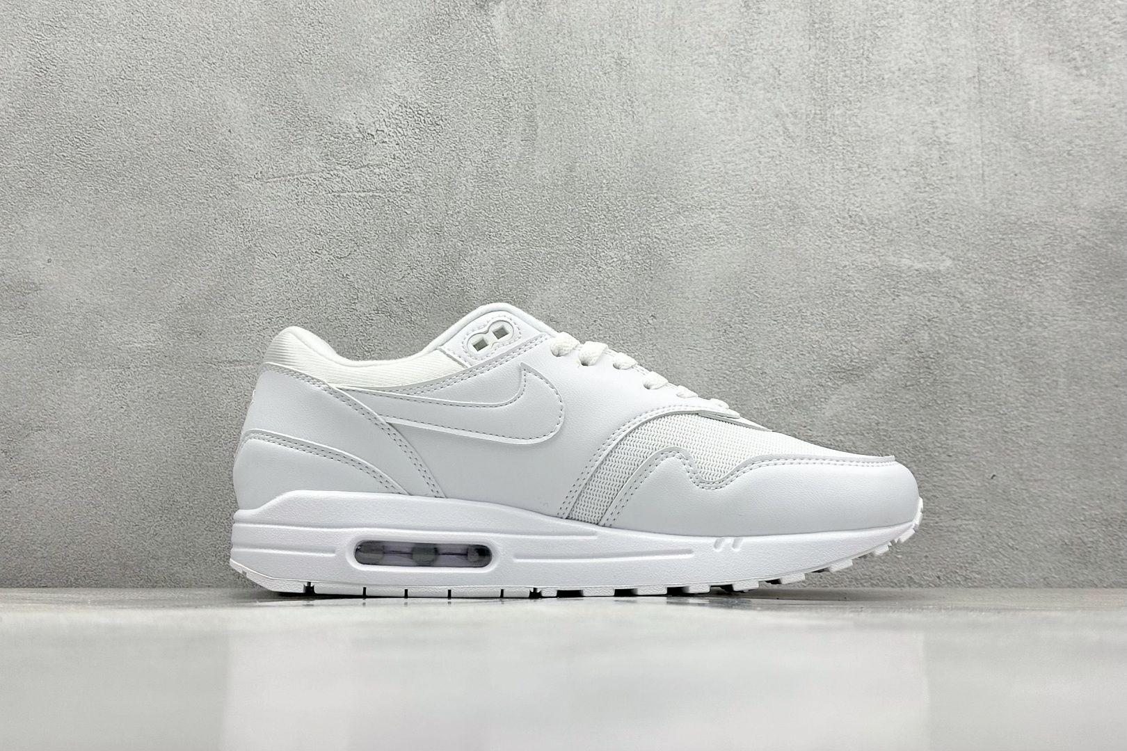  
Nike Air Max 1 耐克半掌气垫复古跑步鞋 
货号：-107
尺码：36 36.5 37