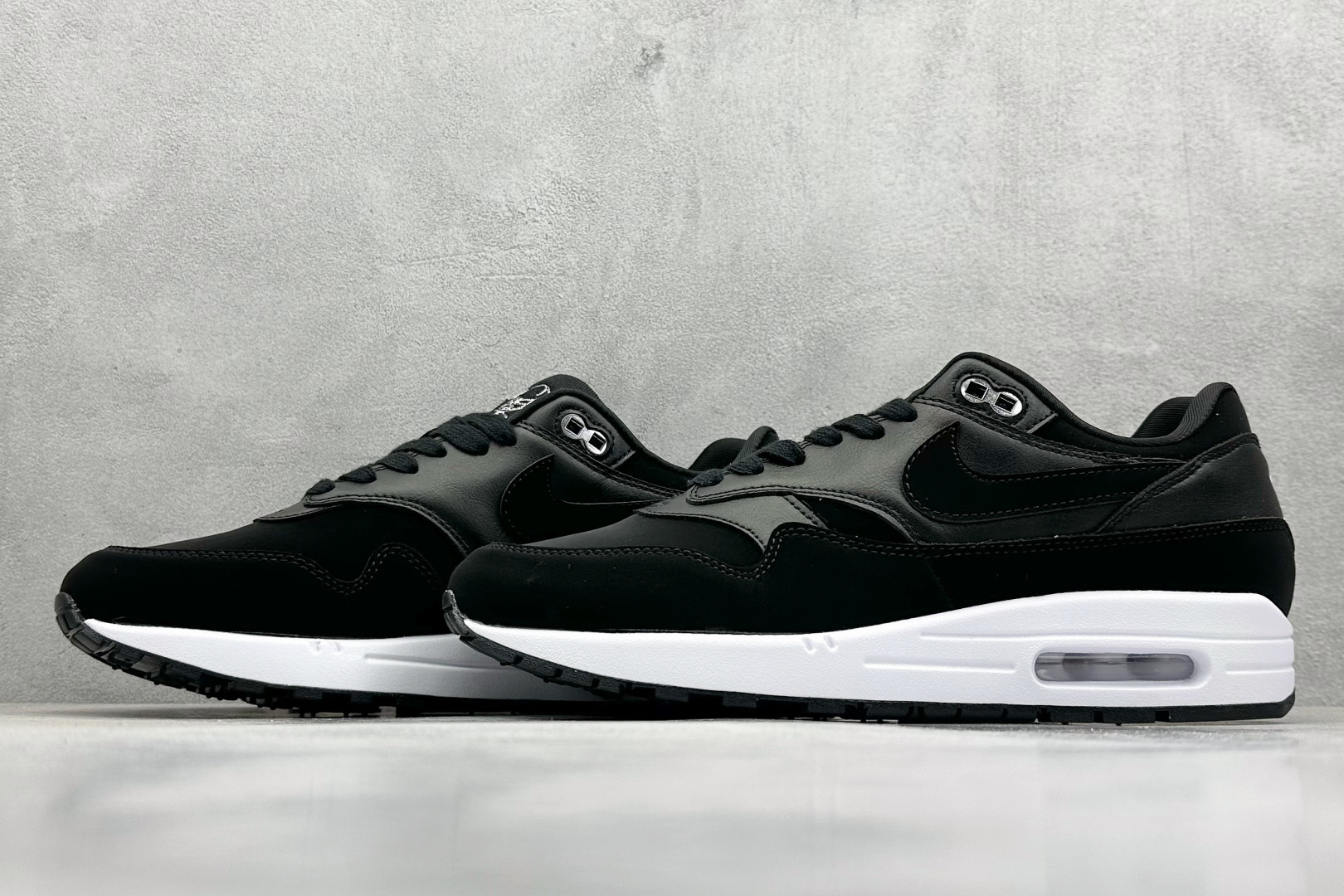  
Nike Air Max 1 耐克半掌气垫复古跑步鞋 
货号：-001
尺码：36 36.5 37