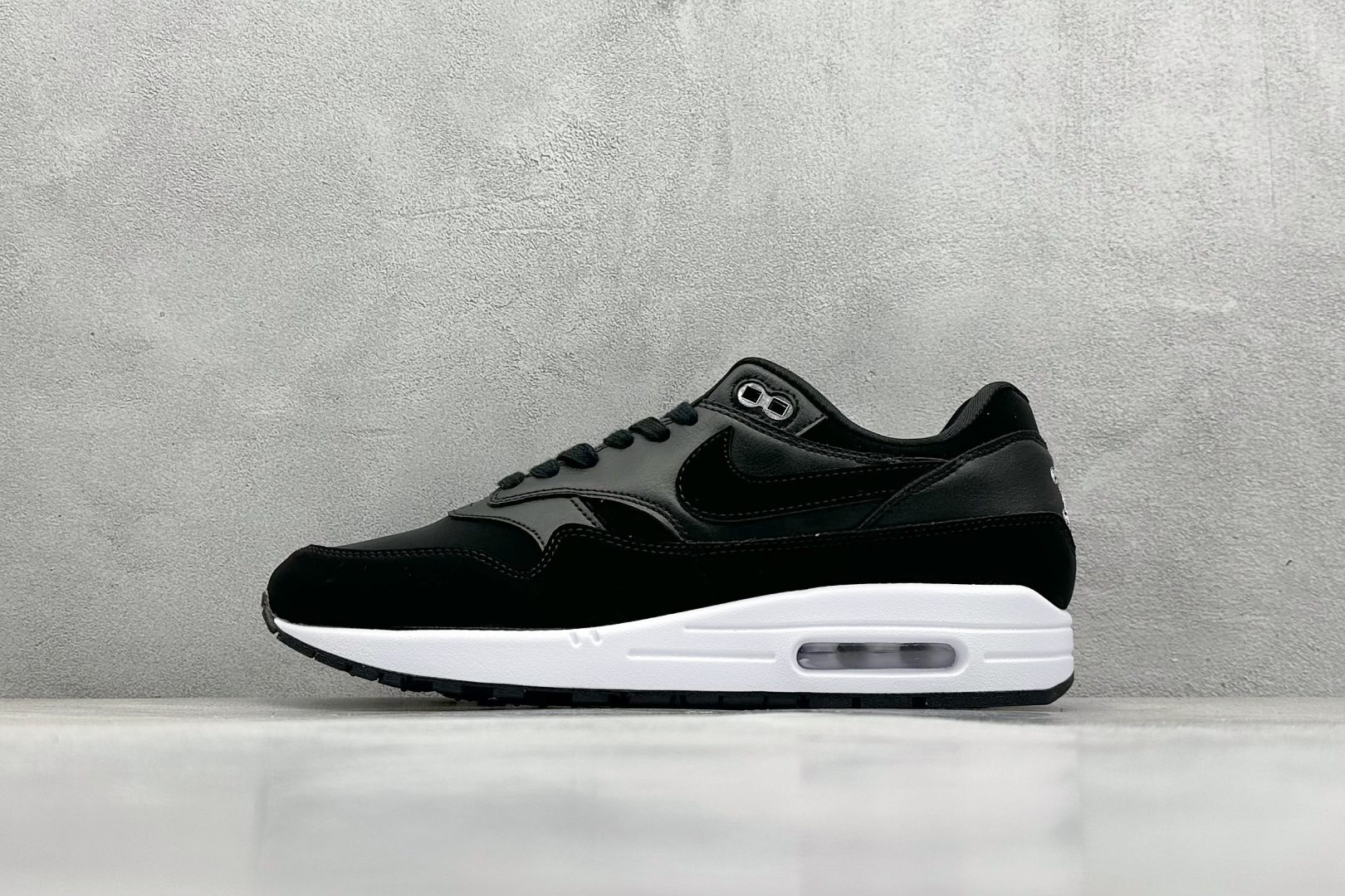 
Nike Air Max 1 耐克半掌气垫复古跑步鞋 
货号：-001
尺码：36 36.5 37