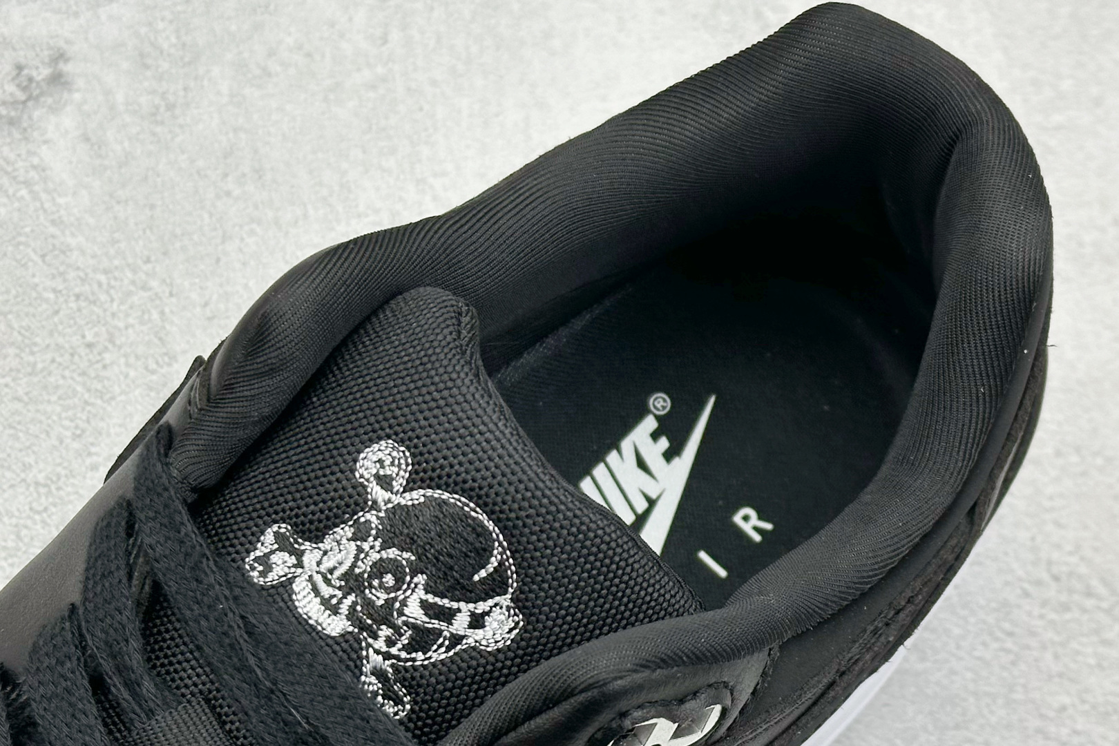  
Nike Air Max 1 耐克半掌气垫复古跑步鞋 
货号：-001
尺码：36 36.5 37