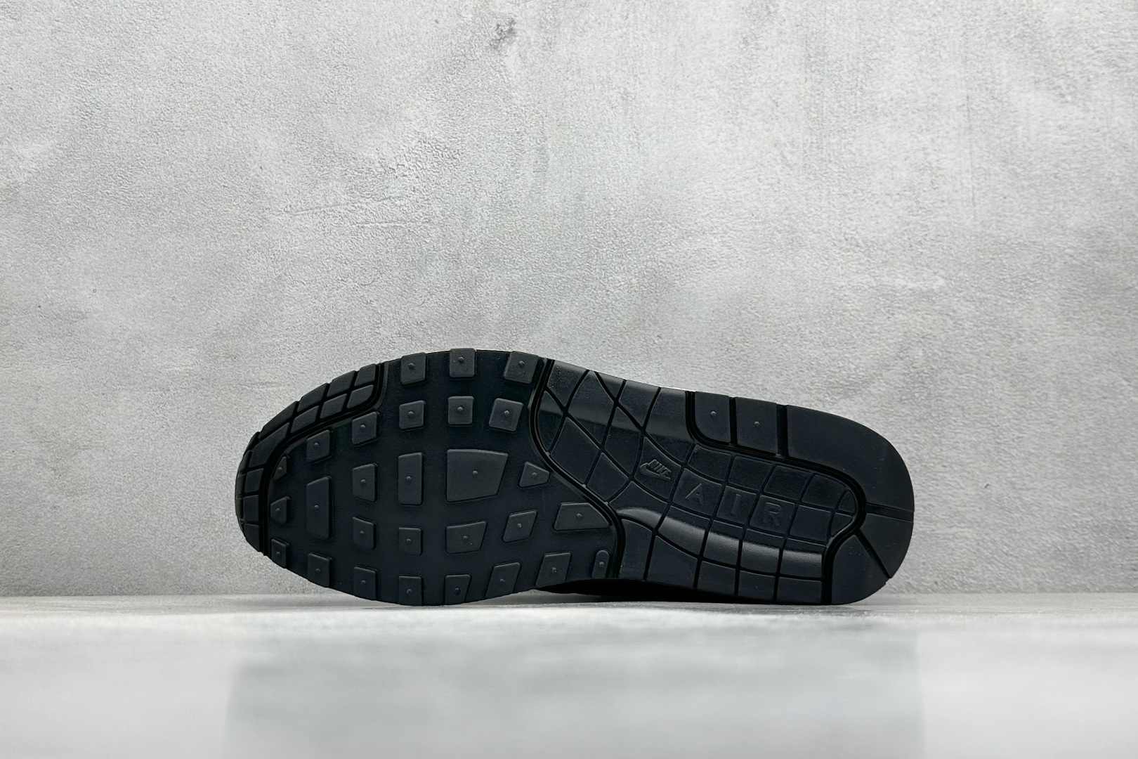  
Nike Air Max 1 耐克半掌气垫复古跑步鞋 
货号：-001
尺码：36 36.5 37