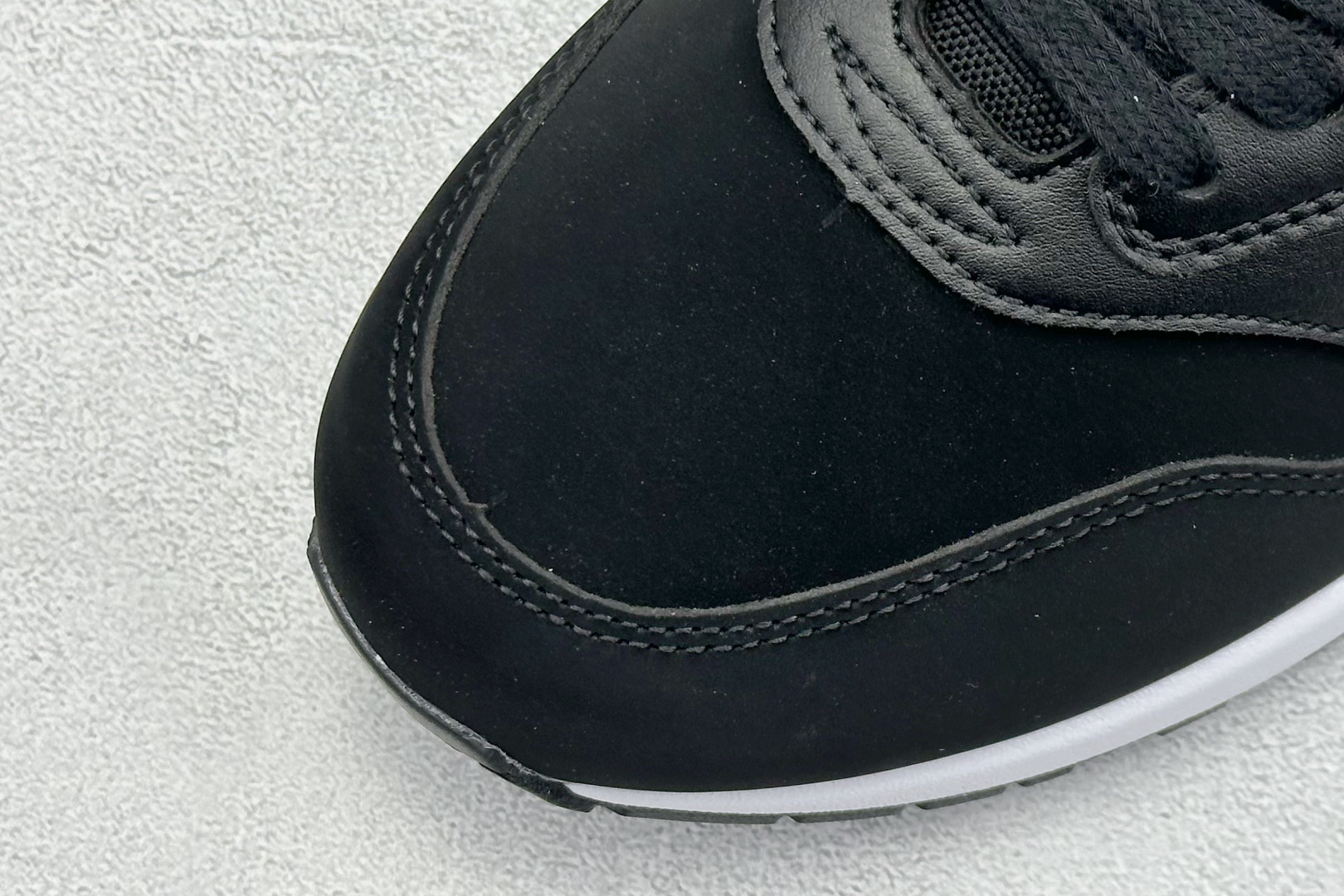  
Nike Air Max 1 耐克半掌气垫复古跑步鞋 
货号：-001
尺码：36 36.5 37