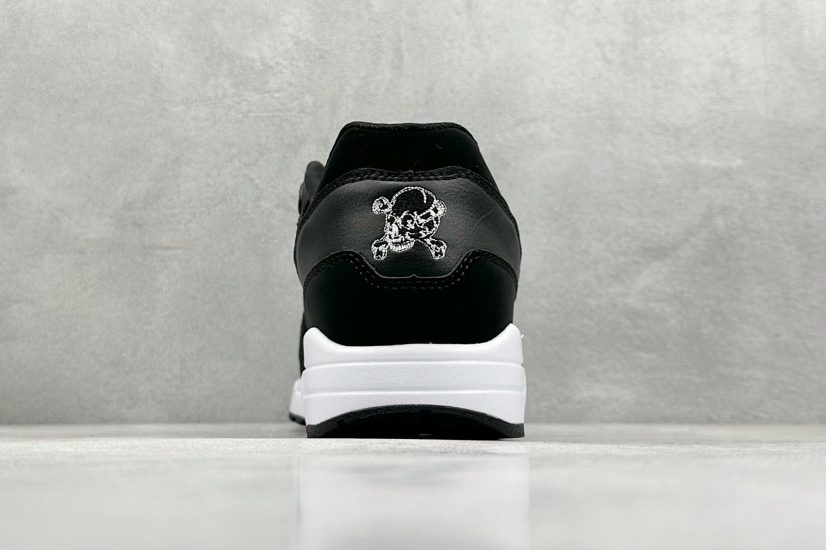  
Nike Air Max 1 耐克半掌气垫复古跑步鞋 
货号：-001
尺码：36 36.5 37