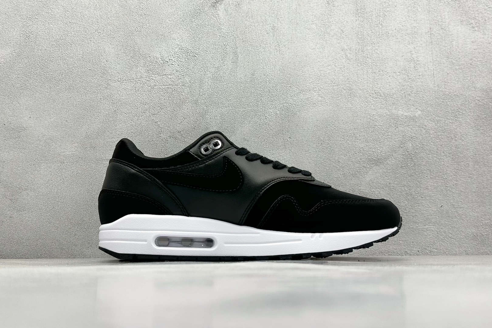  
Nike Air Max 1 耐克半掌气垫复古跑步鞋 
货号：-001
尺码：36 36.5 37