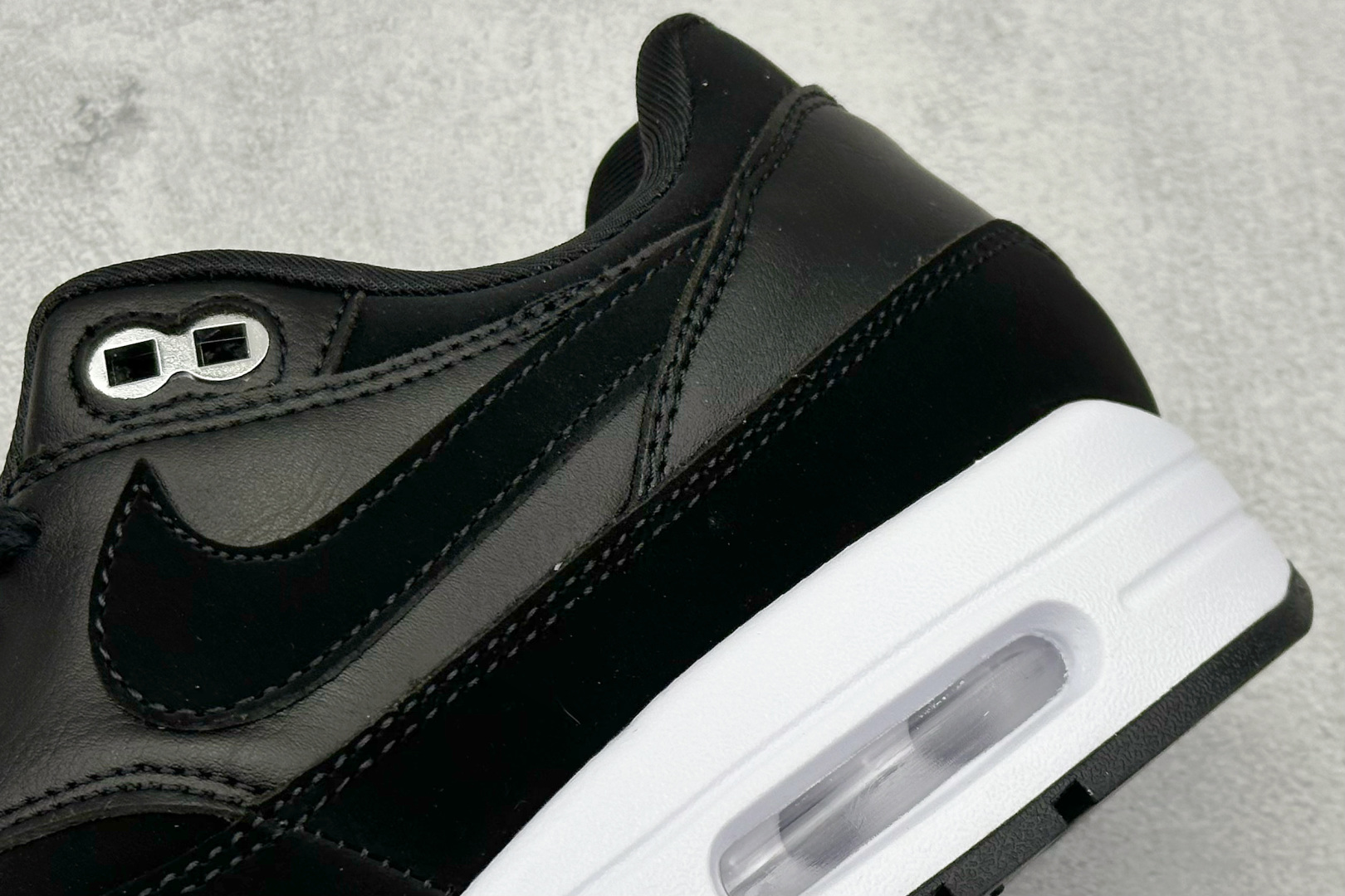 
Nike Air Max 1 耐克半掌气垫复古跑步鞋 
货号：-001
尺码：36 36.5 37