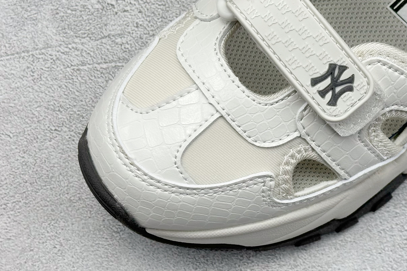  终端放店
DF版 MLB Bigball Chunky Embo Monogram 纽约洋基队 增高厚