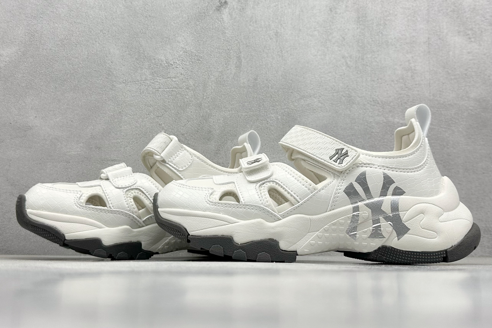  终端放店
DF版 MLB Bigball Chunky Embo Monogram 纽约洋基队 增高厚