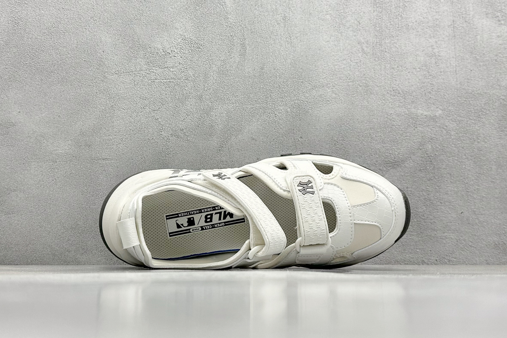 终端放店
DF版 MLB Bigball Chunky Embo Monogram 纽约洋基队 增高厚