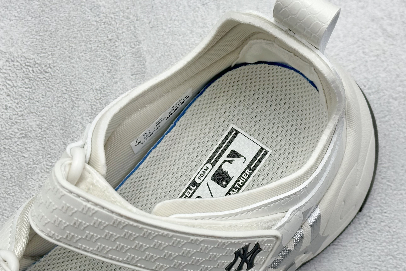  终端放店
DF版 MLB Bigball Chunky Embo Monogram 纽约洋基队 增高厚