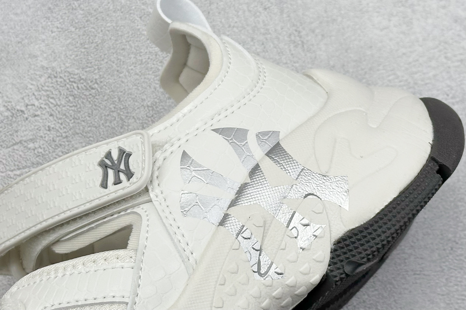  终端放店
DF版 MLB Bigball Chunky Embo Monogram 纽约洋基队 增高厚