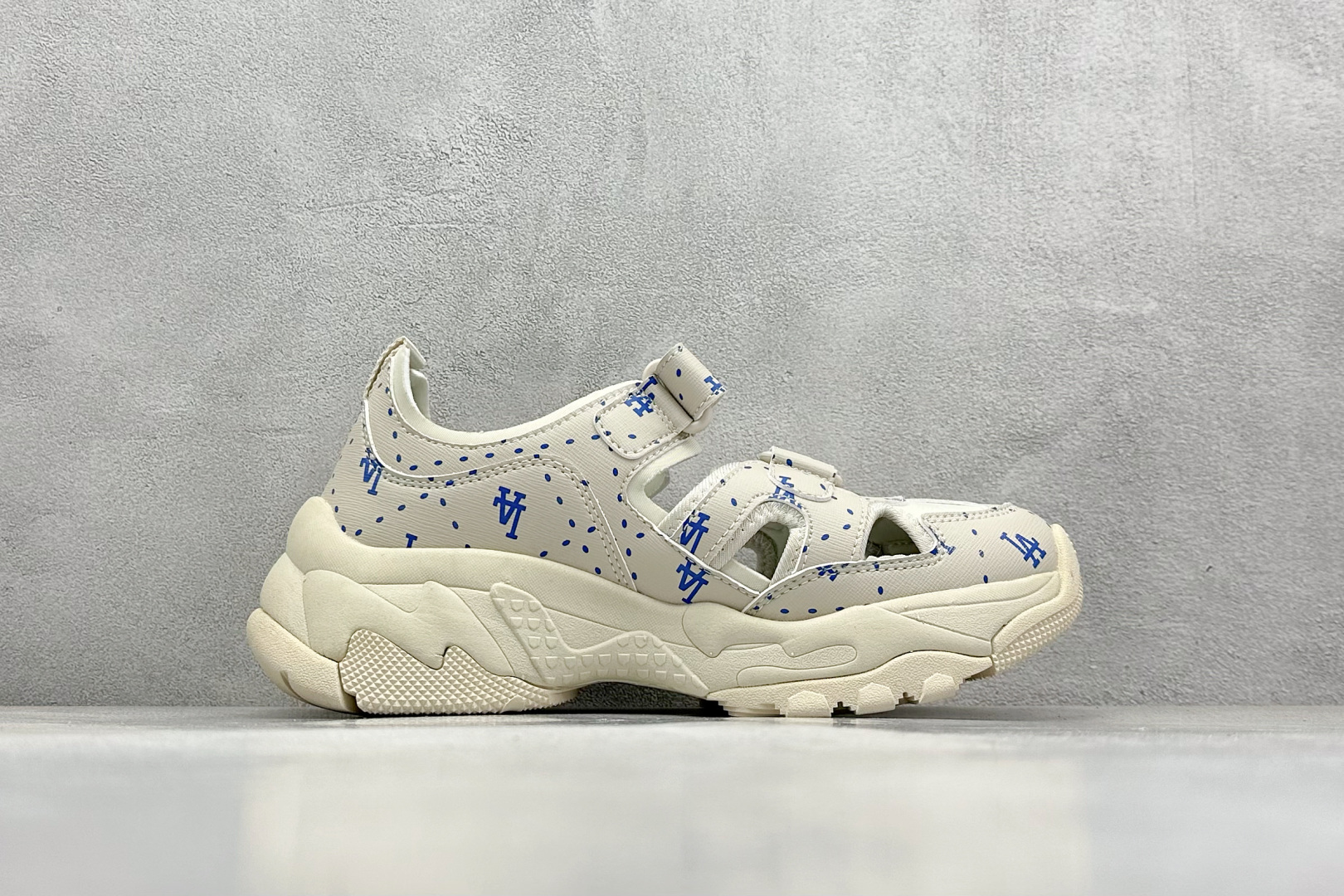  终端放店
DF版 MLB Bigball Chunky Embo Monogram 纽约洋基队 增高厚