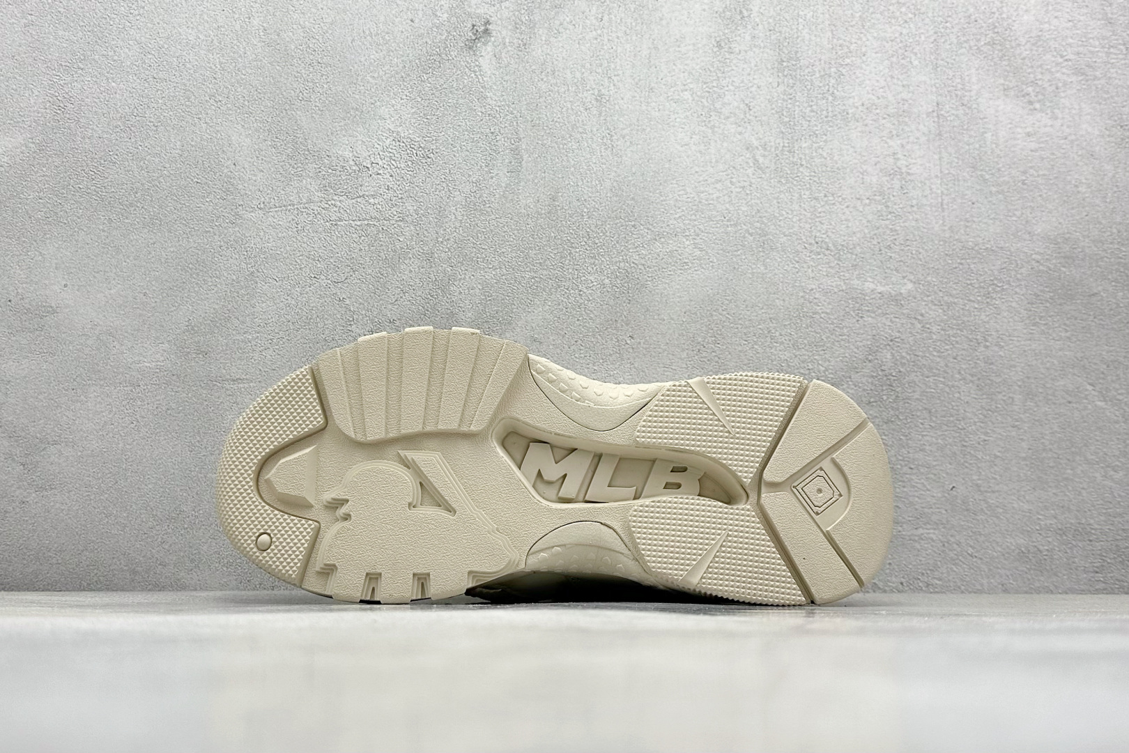 终端放店
DF版 MLB Bigball Chunky Embo Monogram 纽约洋基队 增高厚