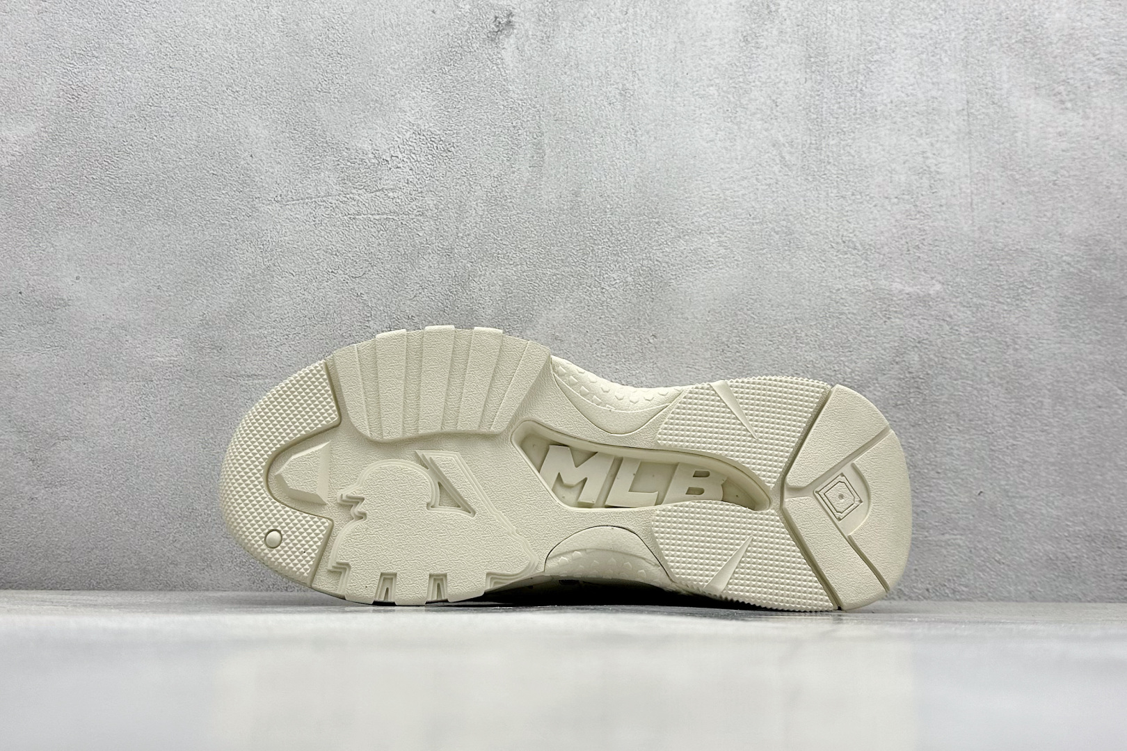  终端放店
DF版 MLB Bigball Chunky Embo Monogram 纽约洋基队 增高厚