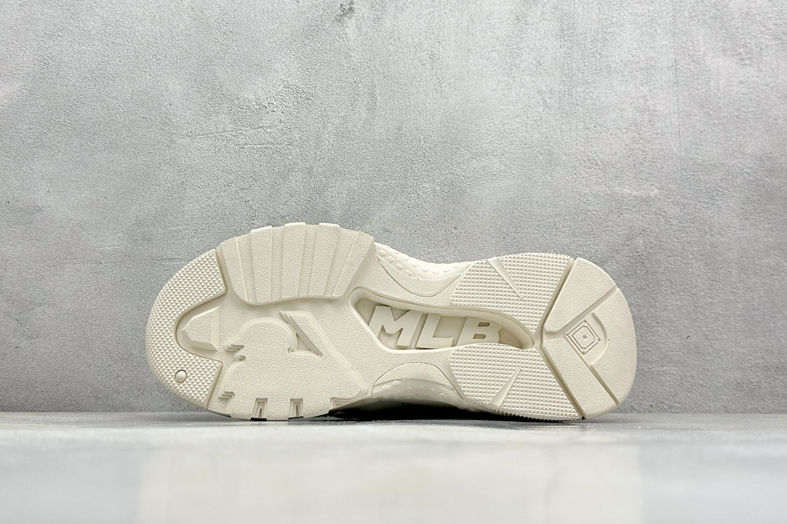  终端放店
DF版 MLB Bigball Chunky Embo Monogram 纽约洋基队 增高厚