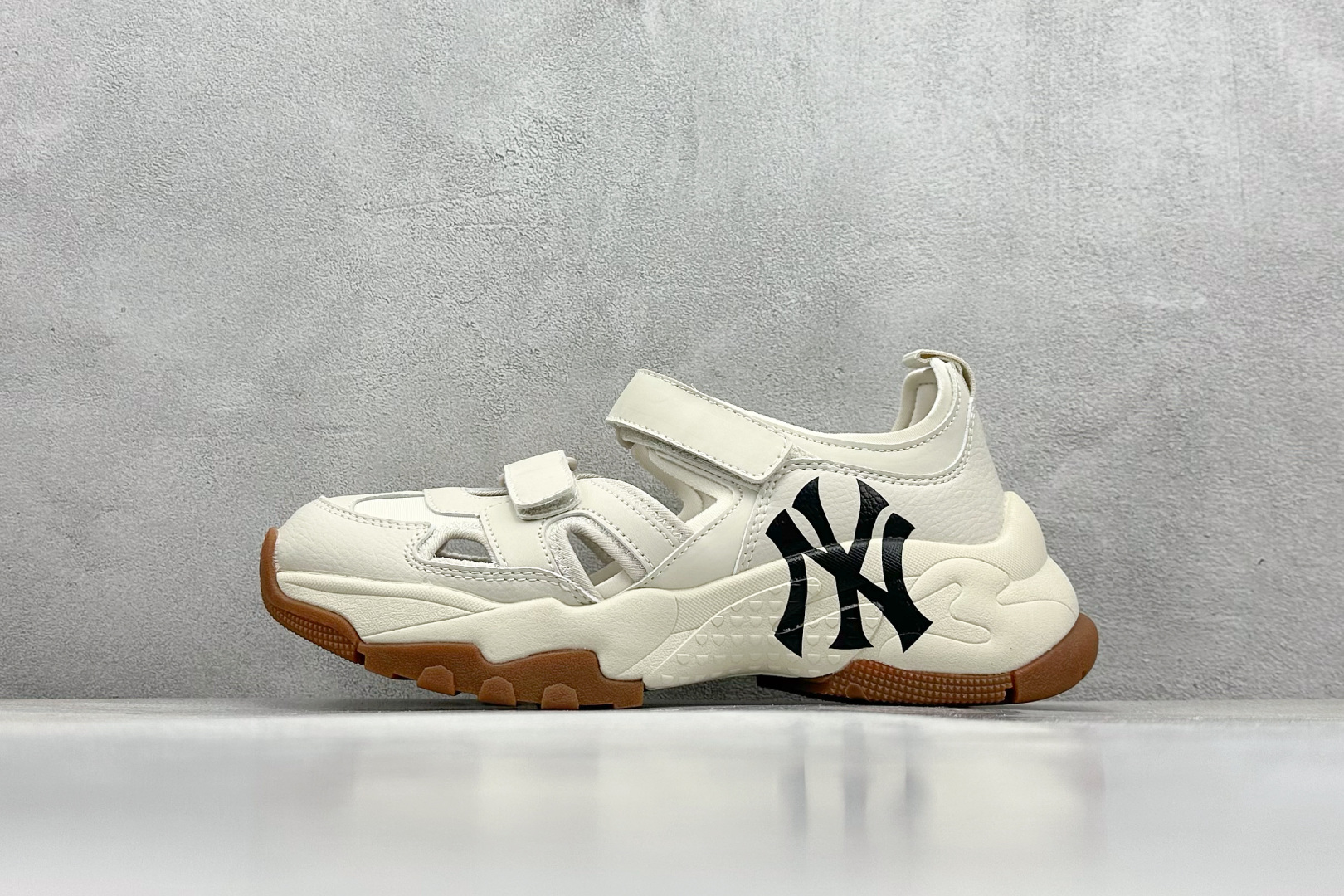  终端放店
DF版 MLB Bigball Chunky Embo Monogram 纽约洋基队 增高厚
