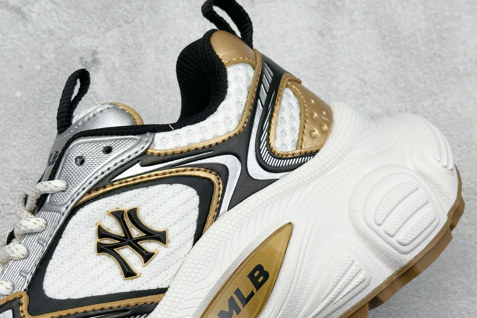  终端放店
NY版 MLB Chunky Runner Basic 老爹鞋系列低帮轻量增高厚底百搭休闲运