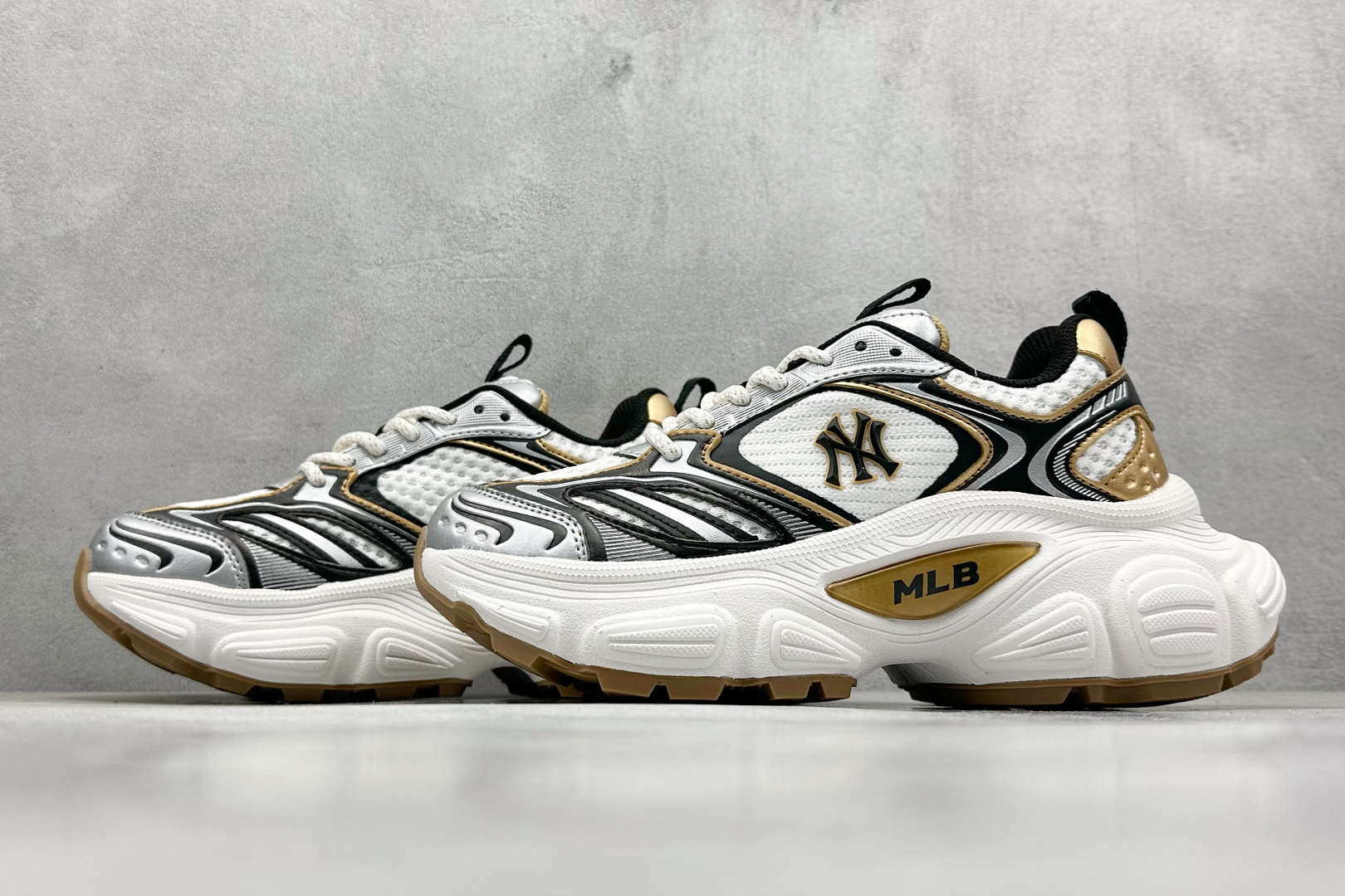  终端放店
NY版 MLB Chunky Runner Basic 老爹鞋系列低帮轻量增高厚底百搭休闲运