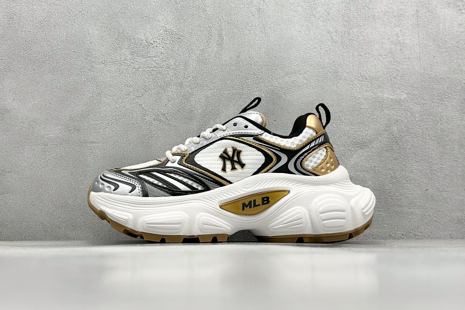  终端放店
NY版 MLB Chunky Runner Basic 老爹鞋系列低帮轻量增高厚底百搭休闲运