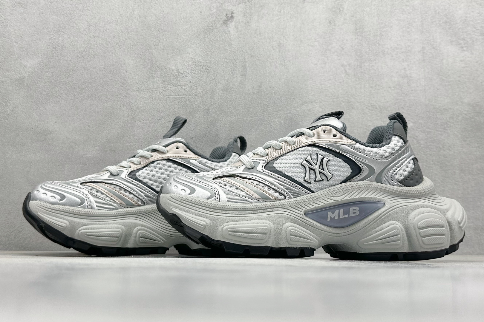  终端放店
NY版 MLB Chunky Runner Basic 老爹鞋系列低帮轻量增高厚底百搭休闲运