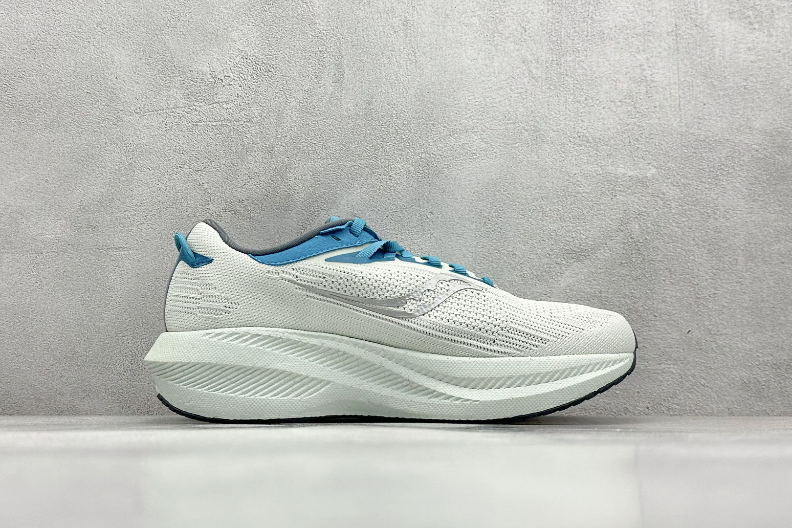 终端放店
XD版 Saucony Triumph 21代 索康尼旗舰级缓震型跑鞋
性能相比前几代再升