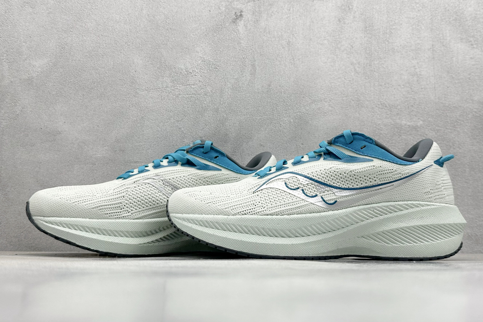 终端放店
XD版 Saucony Triumph 21代 索康尼旗舰级缓震型跑鞋
性能相比前几代再升