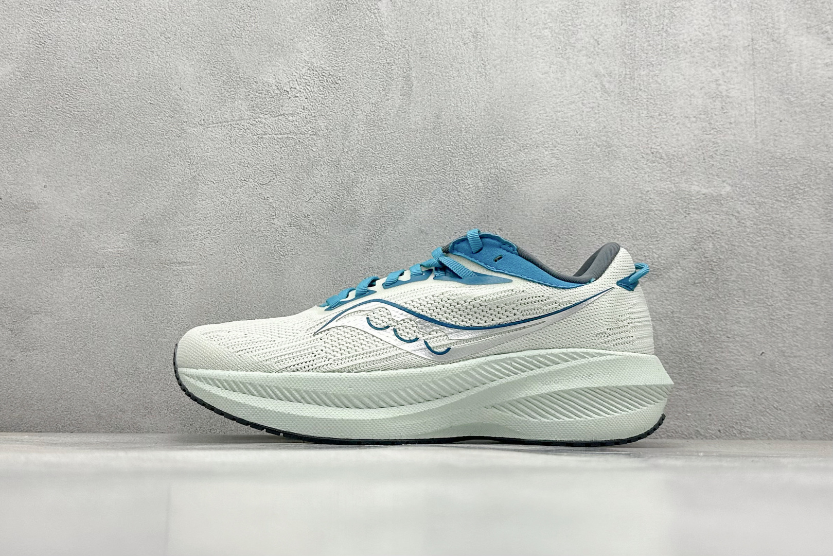 终端放店
XD版 Saucony Triumph 21代 索康尼旗舰级缓震型跑鞋
性能相比前几代再升