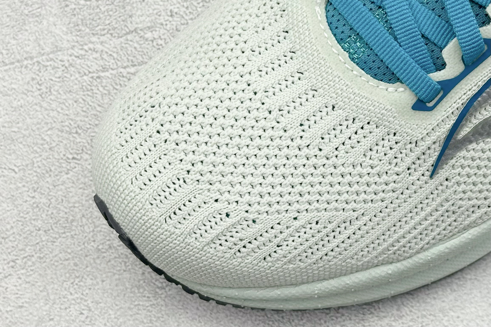 终端放店
XD版 Saucony Triumph 21代 索康尼旗舰级缓震型跑鞋
性能相比前几代再升