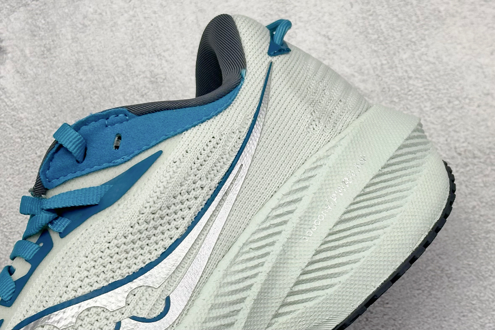 终端放店
XD版 Saucony Triumph 21代 索康尼旗舰级缓震型跑鞋
性能相比前几代再升