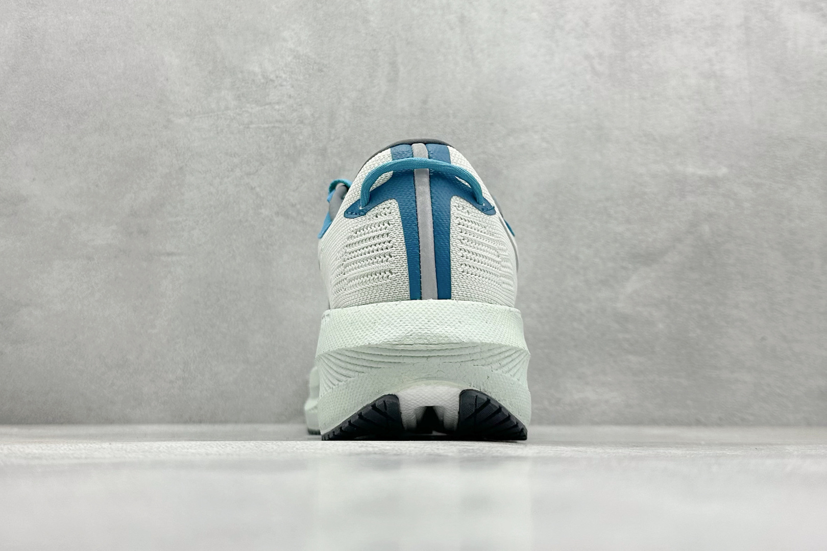 终端放店
XD版 Saucony Triumph 21代 索康尼旗舰级缓震型跑鞋
性能相比前几代再升