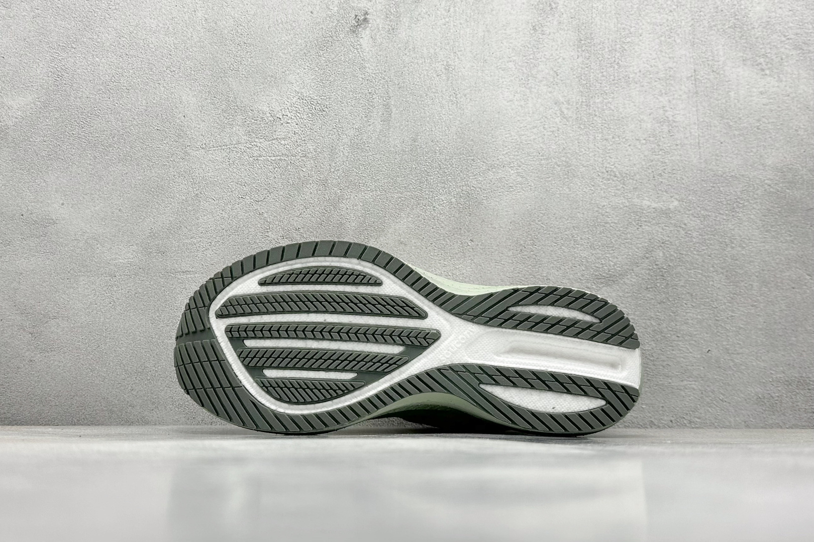 终端放店
XD版 Saucony Triumph 21代 索康尼旗舰级缓震型跑鞋
性能相比前几代再升