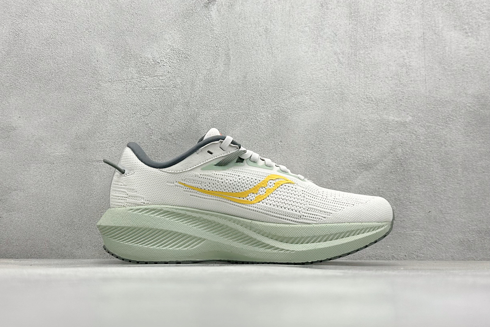 终端放店
XD版 Saucony Triumph 21代 索康尼旗舰级缓震型跑鞋
性能相比前几代再升