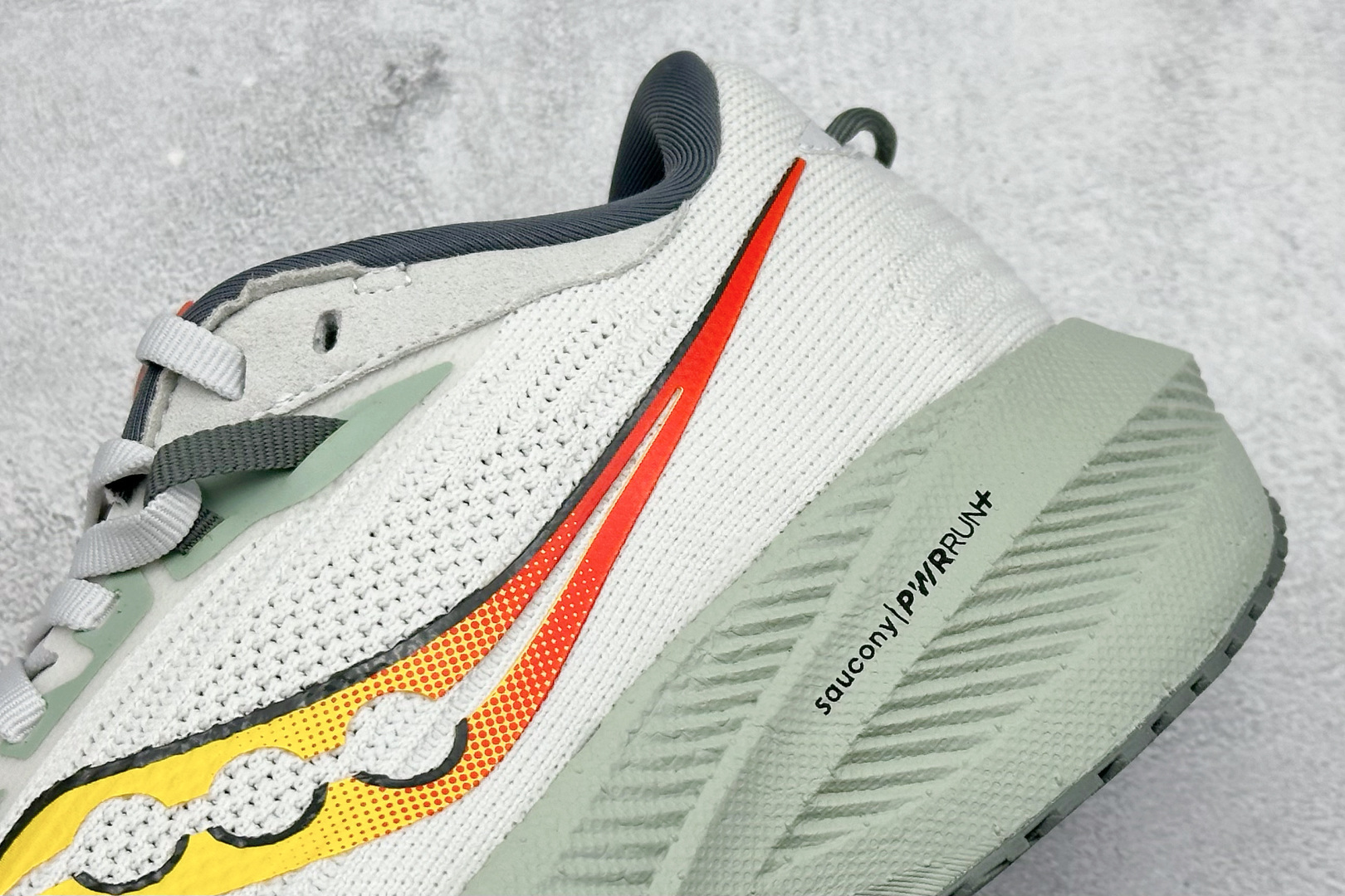 终端放店
XD版 Saucony Triumph 21代 索康尼旗舰级缓震型跑鞋
性能相比前几代再升