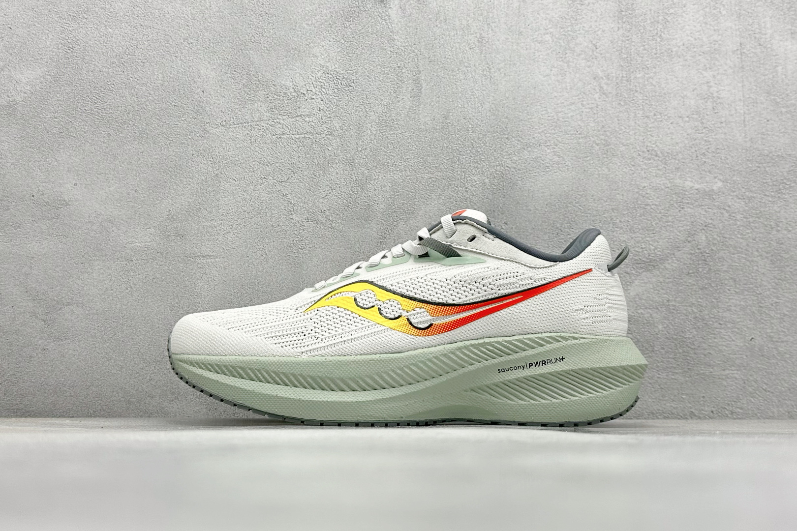 终端放店
XD版 Saucony Triumph 21代 索康尼旗舰级缓震型跑鞋
性能相比前几代再升