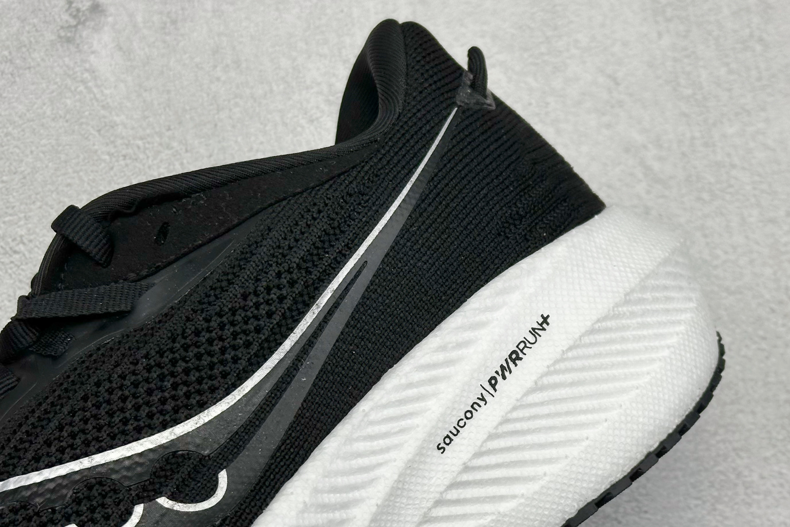 终端放店
XD版 Saucony Triumph 21代 索康尼旗舰级缓震型跑鞋
性能相比前几代再升