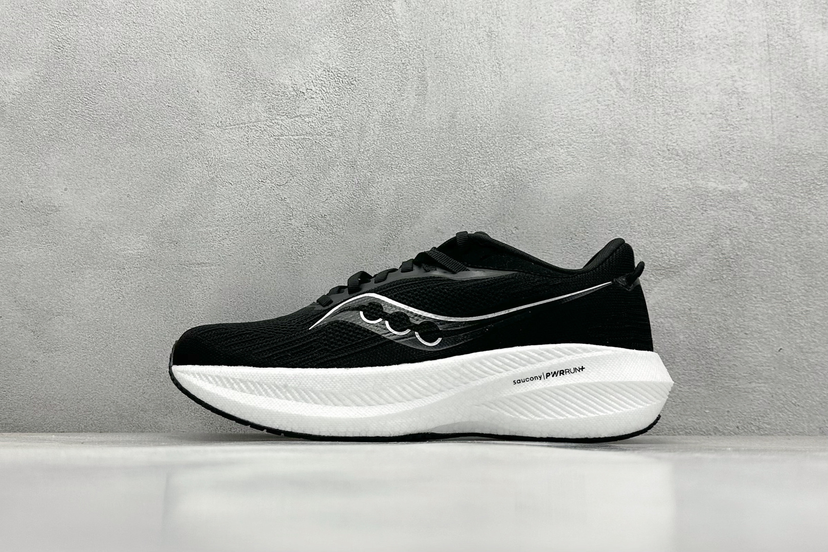 终端放店
XD版 Saucony Triumph 21代 索康尼旗舰级缓震型跑鞋
性能相比前几代再升